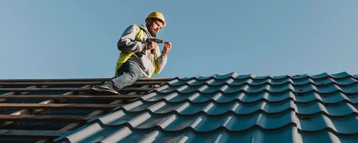 Trabajador retirando amianto de un tejado